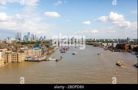 Blick auf die Ostseite von Greater London von der Tower Bridge aus. Sie zeigen sowohl die Ufer als auch die Handels- und Vergnügungsboote, die den Fluss befahren.