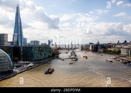 Das Südufer der Themse, von der Tower Bridge aus gesehen. Zeigt die "HMS Belfast" und das Shard-Bürogebäude. Stockfoto