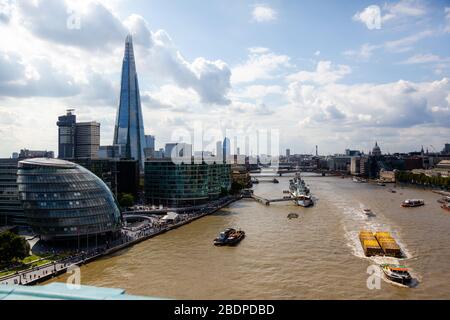 Das Südufer der Themse, von der Tower Bridge aus gesehen. Zeigt die "HMS Belfast" und das Shard-Bürogebäude. Stockfoto