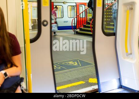 "Die Lücke schließen." Eine gemeinsame und häufige Nachricht, die in der London Underground zu hören ist. Die Londoner nutzen ein umfangreiches integriertes Transitsystem, um sich zu bewegen. Stockfoto