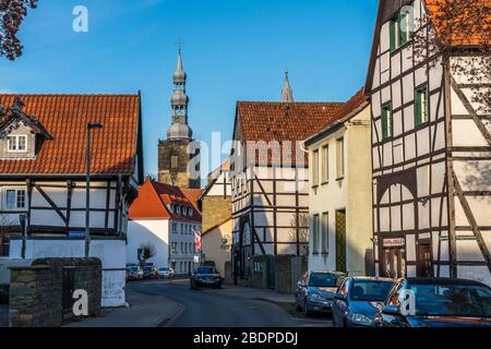 Fachwerkhäuser und die Kirche St. Petri in der Altstadt von Soest, Nordrhein-Westfalen, Deutschland Holzfachhäuser in der Altstadt und St. Stockfoto