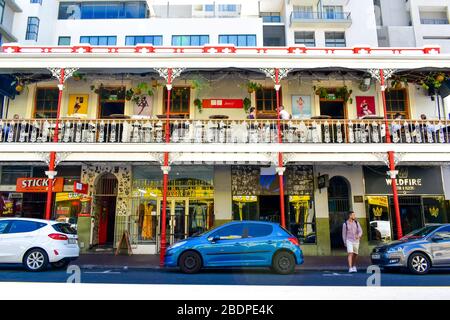 Weißes rotes Kolonialgebäude Stockfoto