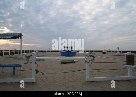 Trouville-sur-Mer Strand Crazy Golf in der Dämmerung, Normandie Stockfoto