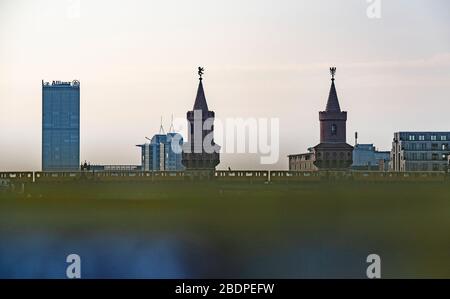 Berlin, Deutschland. April 2020. Ein Zug überquert am Morgen die Oberbaumbrücke. Kredit: Paul Zinken / dpa-zb-Zentralbild / ZB / dpa / Alamy Live News Stockfoto