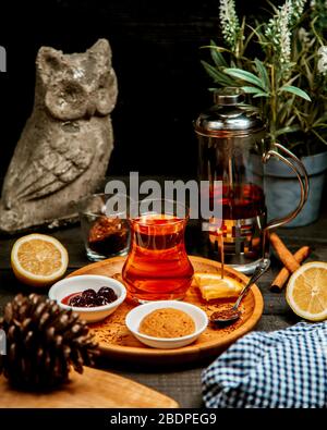 Schwarzer Tee in Armudu-Glas und Süßigkeiten   Stockfoto