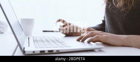 Frau, die mit ihrem Laptop und einer Kreditkarte online einkaufen kann, übergibt sich Nahaufnahme, E-Commerce und Online-Banking-Konzept Stockfoto