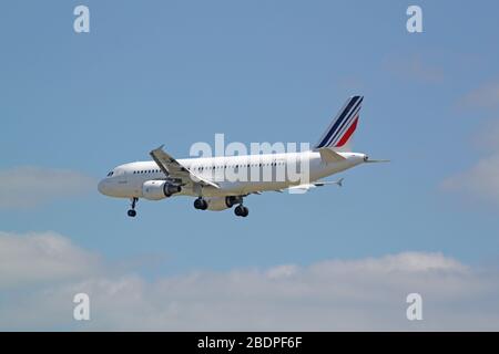 Paris, Frankreich – 12. Mai 2012 : die Passagiermaschine Boeing 737 hebt vom Flughafen Paris Orly, Frankreich ab. Stockfoto