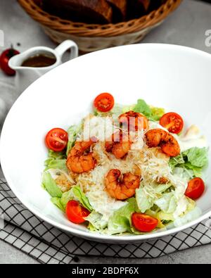 Caesar Salat mit gebratenen Garnelen Stockfoto