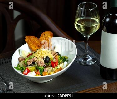 caesar Salat mit Thunfisch und Weißwein Stockfoto