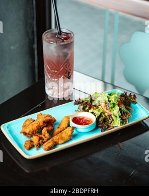 Hähnchennuggets mit süßem Chili und Salat Stockfoto