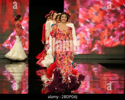 SIMOF 2020 - Models gehen auf dem Laufsteg zur Maria Fernandez Fuentes Kollektion in Sevilla, Spanien Stockfoto