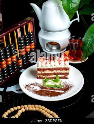 Cremiges Dessert mit schwarzem Tee in Armudu Glas Stockfoto