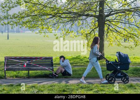 Die Bänke können abgeklebt werden, aber dies kann noch einen verwenden, um ihm zu helfen, Pressungen zu machen und sich zu setzen - Clapham Common ist ziemlich ruhig, jetzt hat Lambeth Council alle Bänke aufgemacht. Der "Lockdown" setzt sich für den Coronavirus (Covid 19)-Ausbruch in London fort. Credit: Guy Bell/Alamy Live News Stockfoto