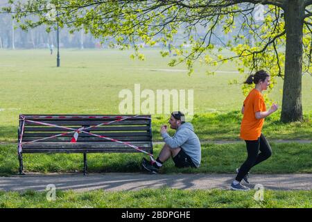 Die Bänke können abgeklebt werden, aber dies kann noch einen verwenden, um ihm zu helfen, Pressungen zu machen und sich zu setzen - Clapham Common ist ziemlich ruhig, jetzt hat Lambeth Council alle Bänke aufgemacht. Der "Lockdown" setzt sich für den Coronavirus (Covid 19)-Ausbruch in London fort. Credit: Guy Bell/Alamy Live News Stockfoto