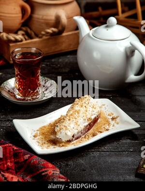 Nachtisch und schwarzer Tee in Armudu-Glas Stockfoto