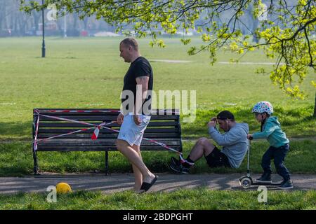 Die Bänke können abgeklebt werden, aber dies kann noch einen verwenden, um ihm zu helfen, Pressungen zu machen und sich zu setzen - Clapham Common ist ziemlich ruhig, jetzt hat Lambeth Council alle Bänke aufgemacht. Der "Lockdown" setzt sich für den Coronavirus (Covid 19)-Ausbruch in London fort. Credit: Guy Bell/Alamy Live News Stockfoto