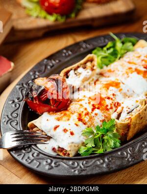 Doner in Lavasch mit gegrillter Tomate eingewickelt Stockfoto