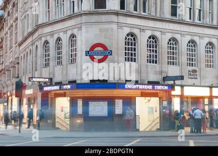 Stone Classicism Corner Elevation Facade London U-Bahn Knightsbridge Station Sloane Street, Knightsbridge, London SW1X 9LA Stockfoto