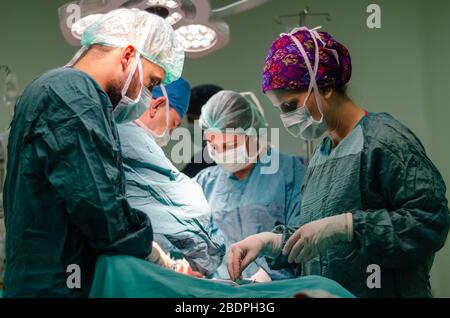 Das Porträt der Krankenschwester.Team Chirurg bei der Arbeit im Operationssaal. Stockfoto