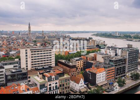 Blick aus der Vogelperspektive auf die Stadt Antwerpen, Belgien. Blick vom an de Strom Museum an einem bewölkten Tag Stockfoto