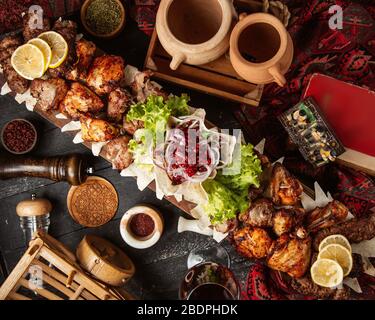 Gebratenes Fleisch mit geschnittenen Zwiebeln und Granatapfel Stockfoto