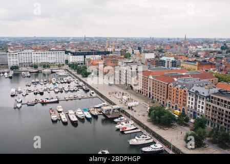 Blick aus der Vogelperspektive auf die Stadt Antwerpen, Belgien. Blick vom an de Strom Museum an einem bewölkten Tag Stockfoto