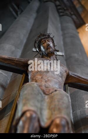 Eine Statue von Jesus, die an einem Kreuz hängt Stockfoto