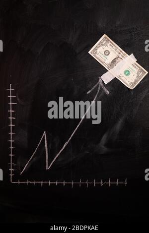 Auf dem Schwarzen Brett gezeichnete Wachstumskarte des Dollars. Investitionskonzepte und Interessen Unternehmenswachstum. Steigende Grafik aus Dollars. Stockfoto