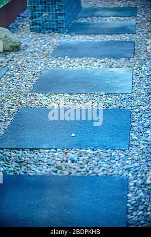 Große Pflasterplatten liegen auf dem Boden Stockfoto