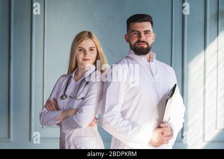 Medizin, Medizin Konzept: Zwei Ärzte in der Klinik. Porträt Des Medizinischen Teams Stockfoto