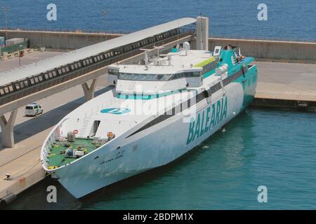 Ibiza, Spanien - Jul 03, 2019: Schnellboot-Fähranlegestelle im Hafen Stockfoto