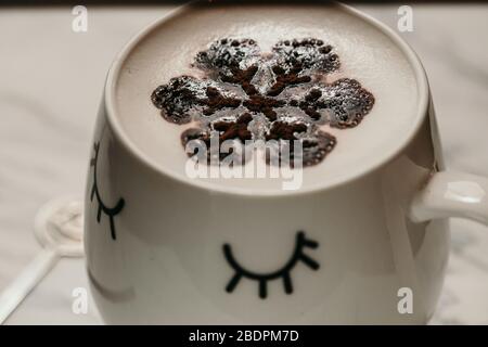 Eine Tasse heiße Schokolade Nahaufnahme Foto Stockfoto