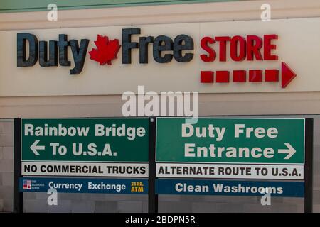 Niagara Falls, Kanada, April 01 2020: Redaktionelles Foto der Schilder zur Grenze zu den USA. Coronavirus hat die Grenze zwischen den USA und Kanada geschlossen. Stockfoto