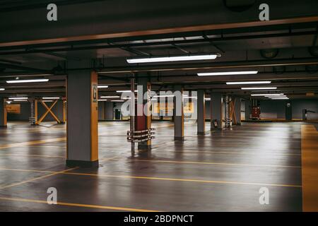 LUXEMBURG STADT / APRIL 2020: Leeres Einkaufszentrum parkiert in Zeiten von Coronavirus Weltnotstand Stockfoto