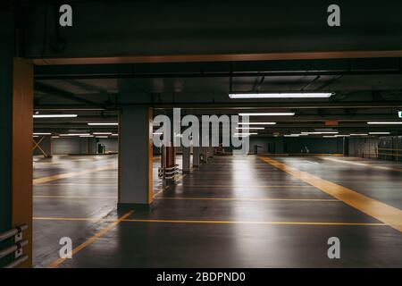 LUXEMBURG STADT / APRIL 2020: Leeres Einkaufszentrum parkiert in Zeiten von Coronavirus Weltnotstand Stockfoto