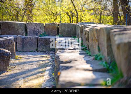 Steinbänke im Park bei Sonnenschein Stockfoto