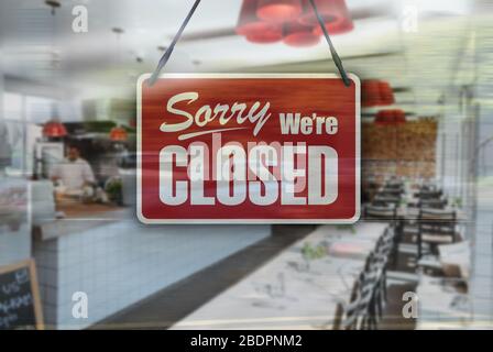 Ein Schild, das auf dem Fenster des Cafés/Restaurants steht: „Wir sind geschlossen“. Stockfoto