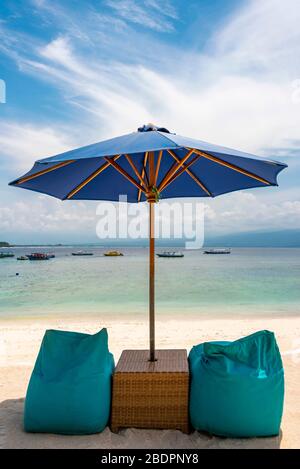 Vertikaler Blick auf die Strandtaschen in Gili Trawangan, Indonesien. Stockfoto