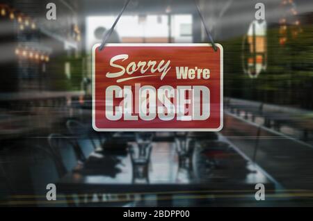 Ein Schild, das auf dem Fenster des Cafés/Restaurants steht: „Wir sind geschlossen“. Stockfoto