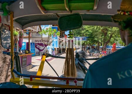 Horizontaler Blick von innen auf ein traditionelles Pferdetaxi in Gili Trawangan, Indonesien. Stockfoto