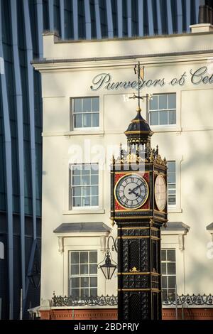 Little Ben ist ein gosseneiserner Miniatur-Uhrturm, der an der Kreuzung der Vauxhall Bridge Road und Victoria Street, Westminster, Central London, liegt. Stockfoto