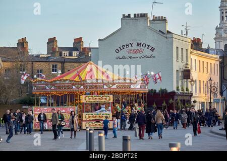 Kirmes Carousel The Pride of London neben dem Gypsy Moth Public House in Greenwich, London Stockfoto