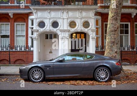 Aston Martin Sportnarbe parkte vor High End South-Kensington Townhouses. Stockfoto