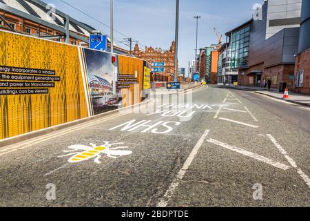 Danke NHS Straßenmarkierungen am NHS Nightingale Hospital North West, Manchester, Großbritannien während des Coronavirus-Ausbruchs, April 2020. Stockfoto