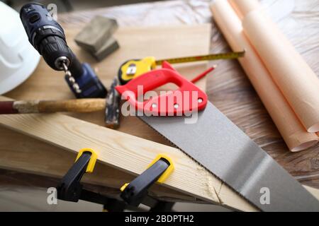 Tischlerhandwerkzeuge und -Muster liegen auf einer Werkbank Stockfoto