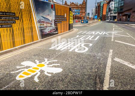 Danke NHS Straßenmarkierungen am NHS Nightingale Hospital North West, Manchester, Großbritannien während des Coronavirus-Ausbruchs, April 2020. Stockfoto