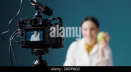 Professionelle Ernährungswissenschaftlerin spricht über gesunde Ernährung und macht einen Videoblog Stockfoto