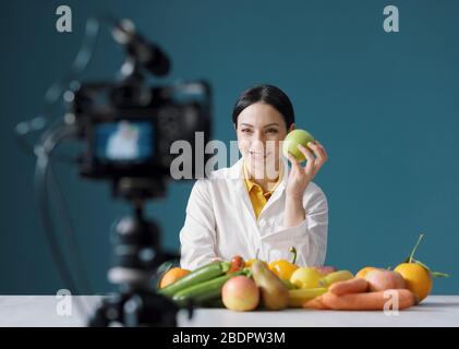 Professionelle Ernährungswissenschaftlerin spricht über gesunde Ernährung und macht einen Videoblog Stockfoto