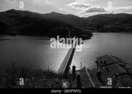 Castel di Tora, Latium, Italien: Brücke zwischen den beiden Ufern des Turanersees Stockfoto