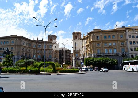 Wichtiges historisches Gebäude in Palermo, Sizilien mit Verkehr und Garten Platz an einem sonnigen Tag Stockfoto